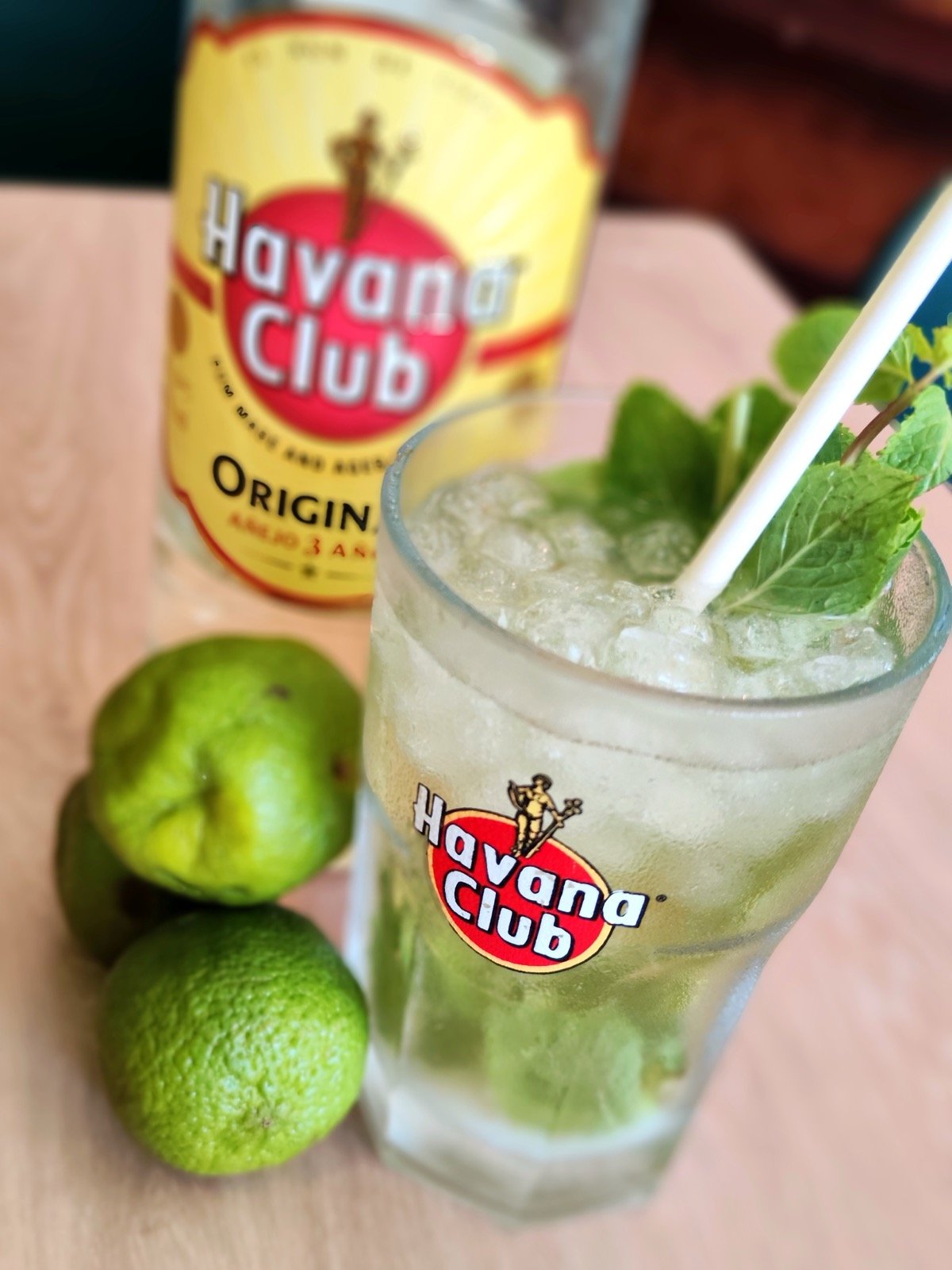 Mojito com limas e a garrafa de Havana Club